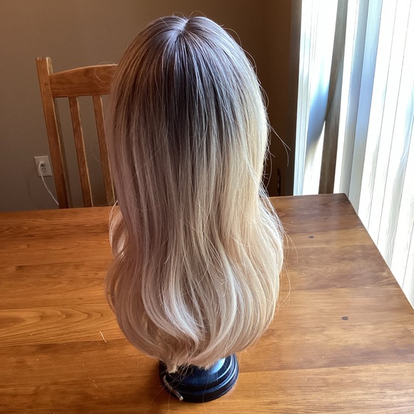 NWOT! Blonde Rooted Wig Never Worn - Picture 6 of 6